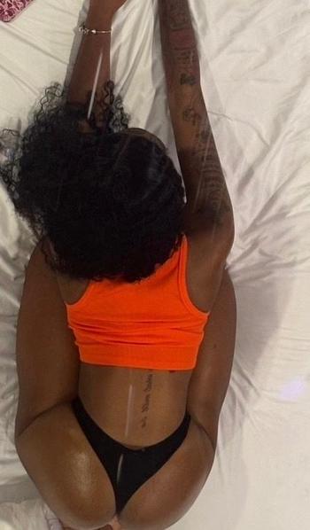PrettyBrown, 21  female escort, Chambana