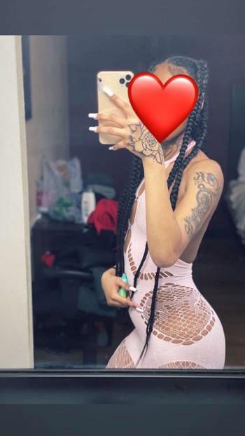 Niyomi, 27  female escort, Chambana